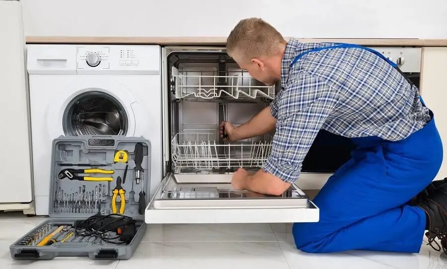 Çayırova Gaggenau servisi teknisyen ekibi beyaz eşya tamiri yaparken